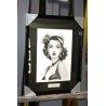 PINUP REGARD - Dessin ORIGINAL au Fusain sur papier à  grain encadré.